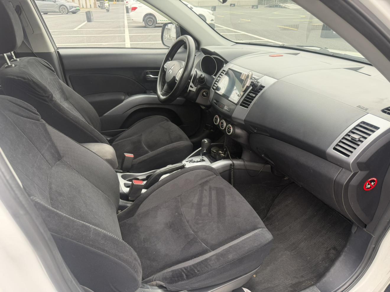 Mitsubishi Outlander 2010 thumb 4