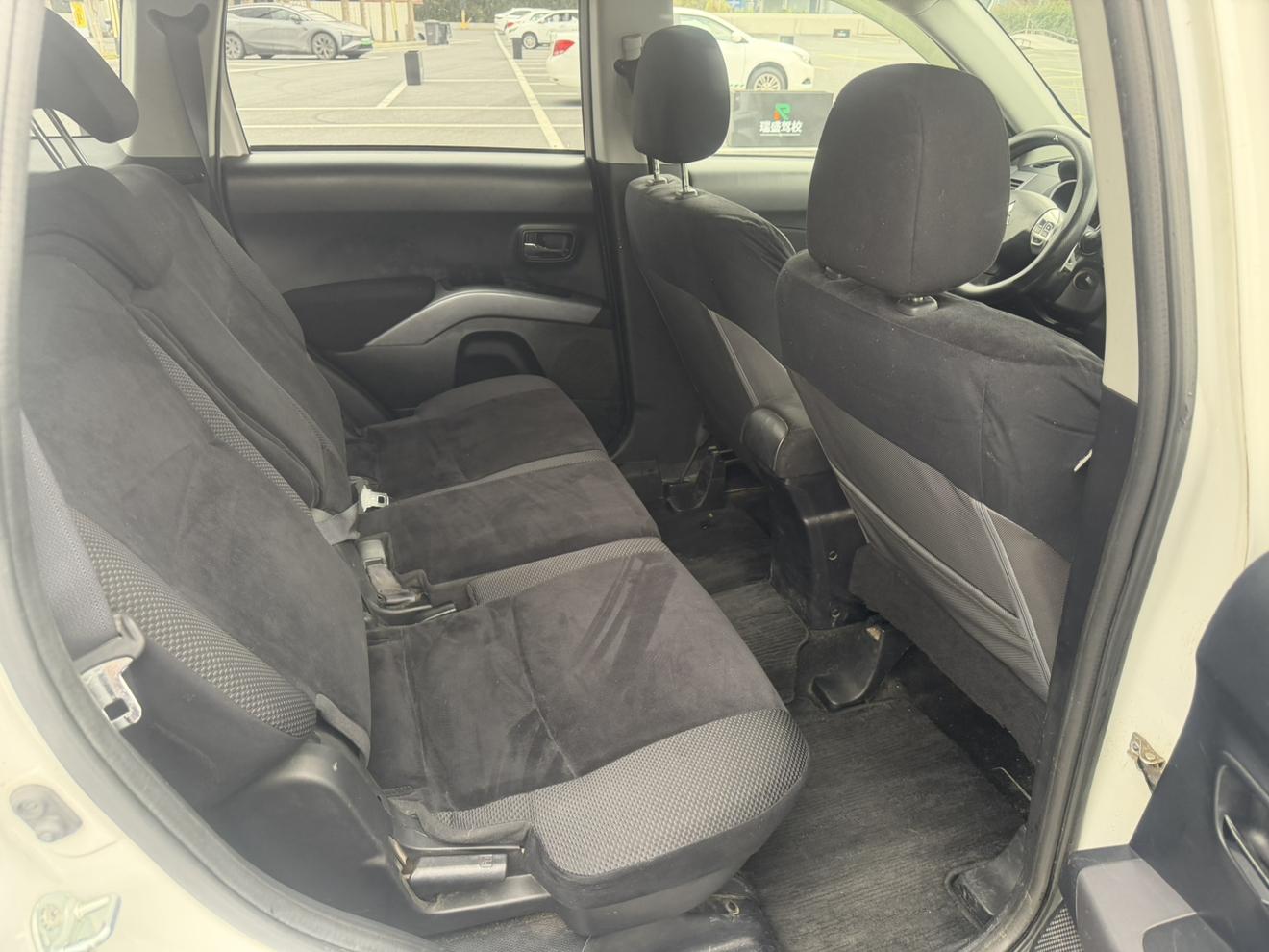 Mitsubishi Outlander 2010 thumb 11