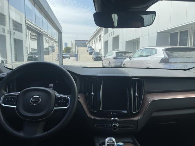 Volvo XC60 2025 thumb 4