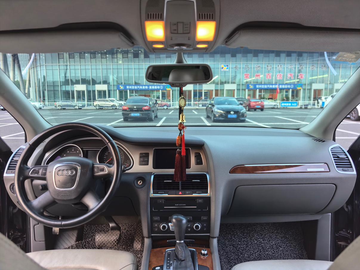 Audi Q7 2010 thumb 4
