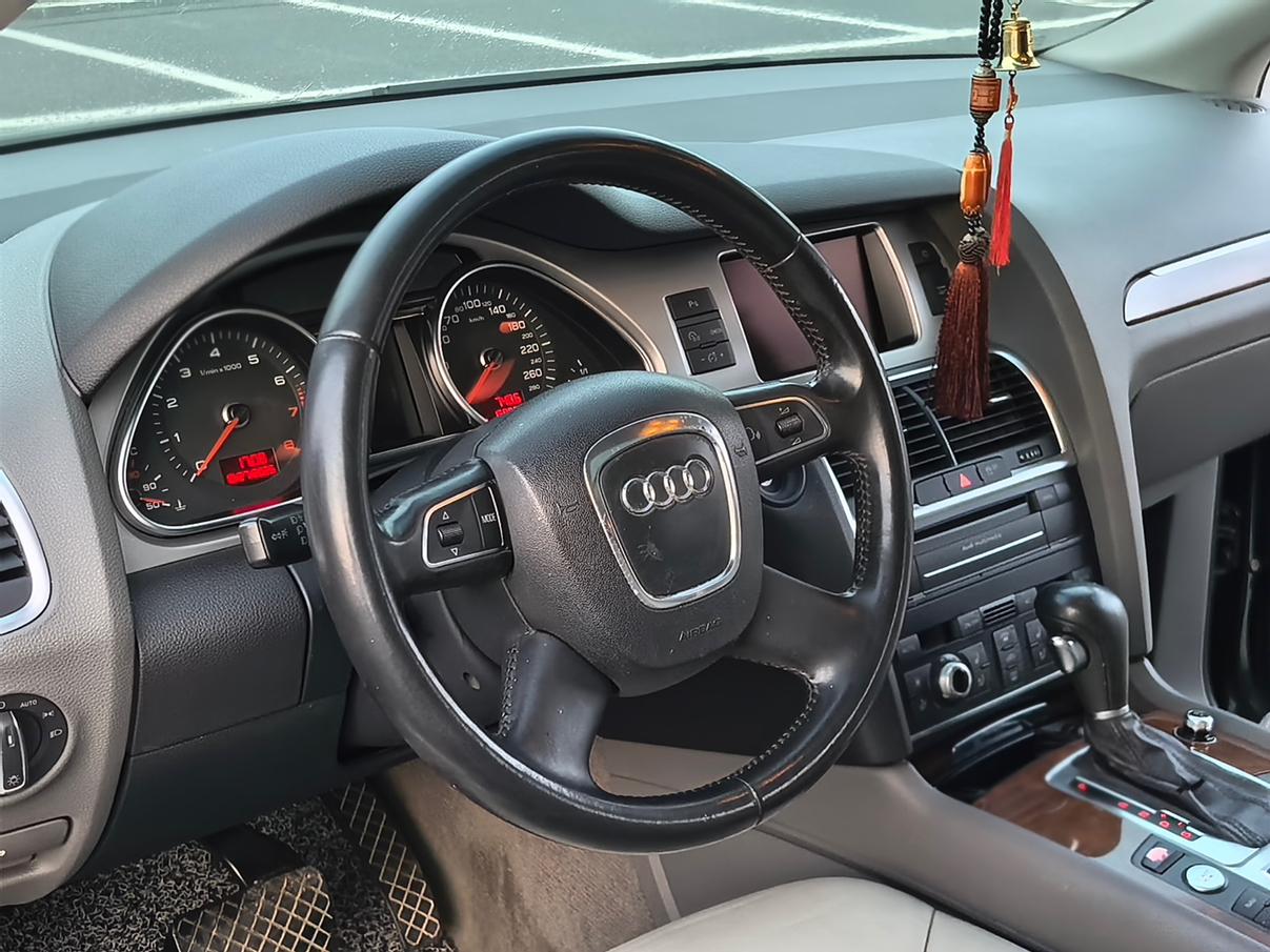 Audi Q7 2010 thumb 5