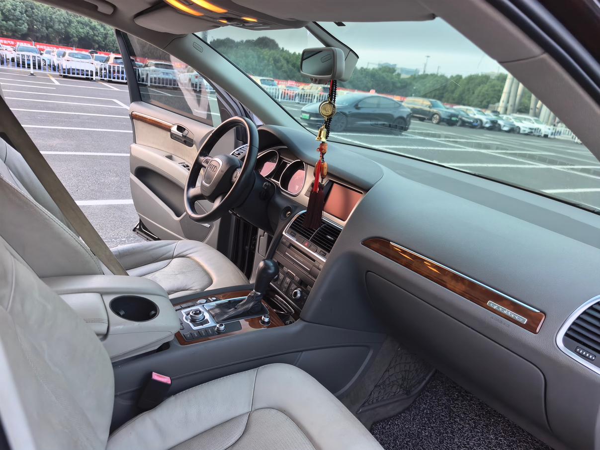 Audi Q7 2010 thumb 6