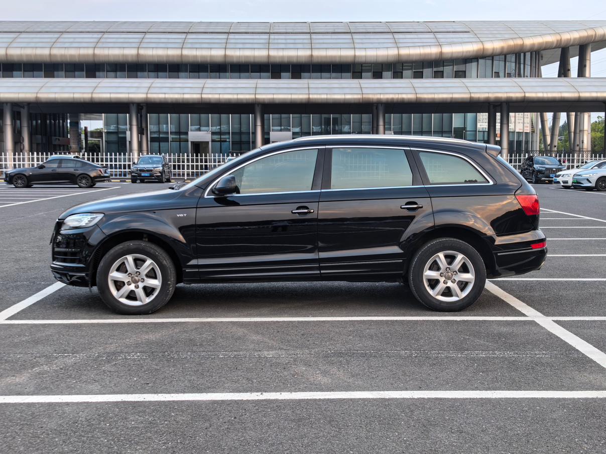Audi Q7 2010 thumb 10