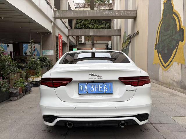 Jaguar XE 2022 thumb 2