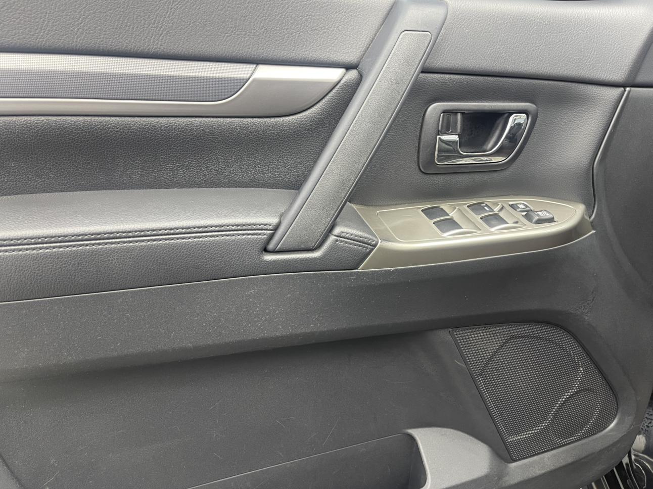 Mitsubishi Pajero 2020 thumb 5
