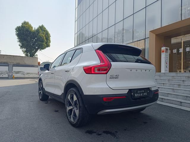 Volvo XC40 2025 thumb 2