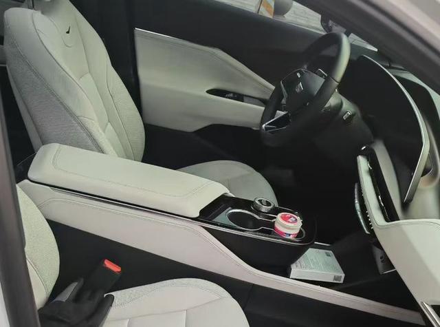 Cadillac GT4 2023 thumb 6