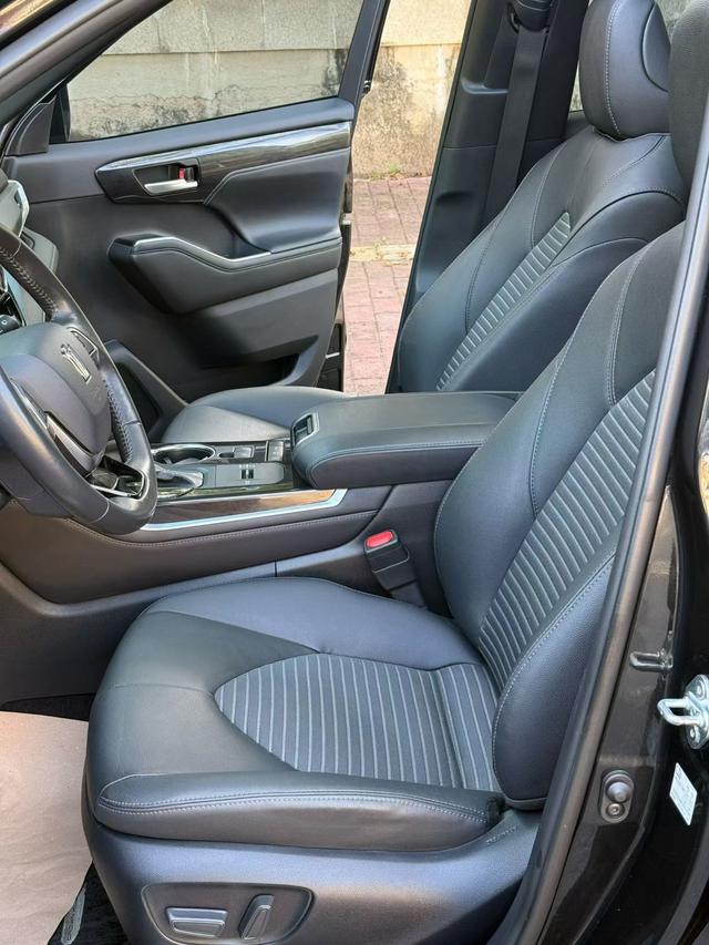 Toyota Crown 2022 thumb 2