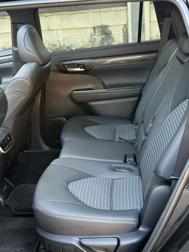 Toyota Crown 2022 thumb 3