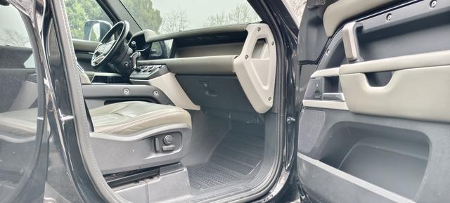 Land Rover Defender 2021 thumb 10