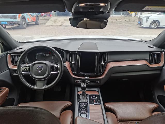 Volvo XC60 2020 thumb 2