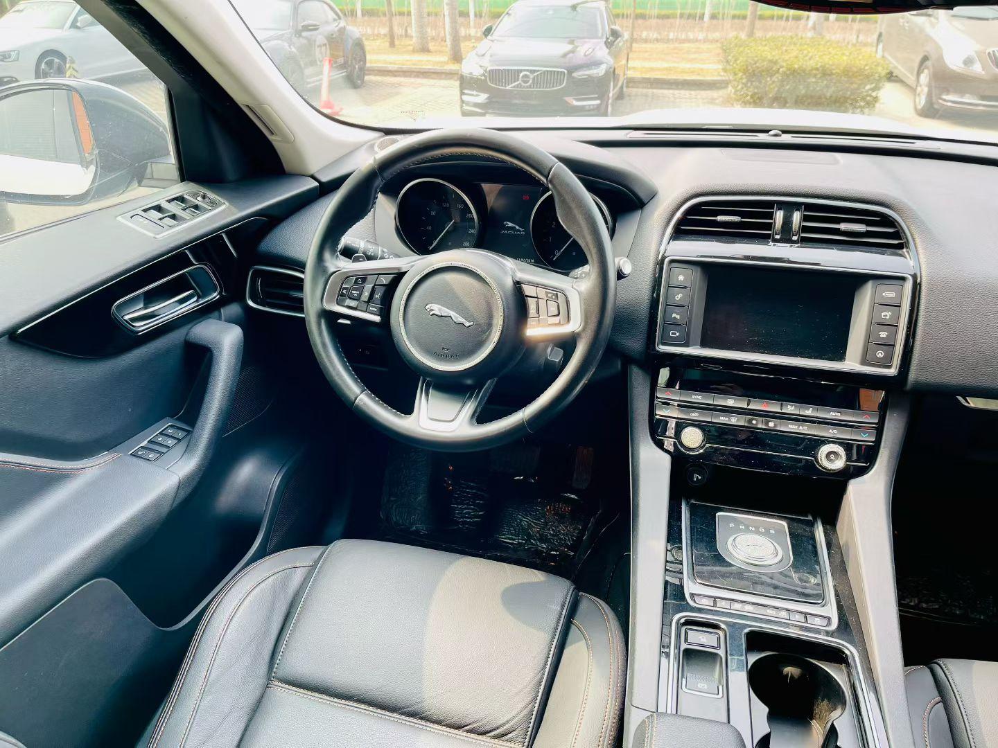Jaguar F-Pace 2018 thumb 3