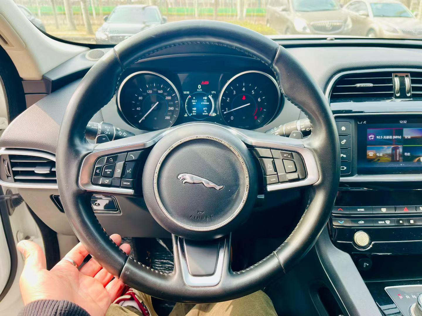 Jaguar F-Pace 2018 thumb 5