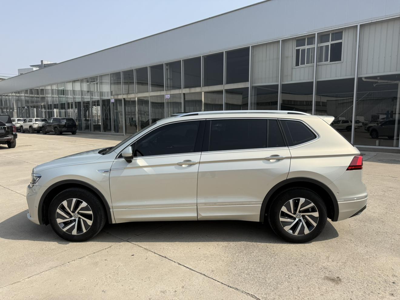 Volkswagen Tiguan 2020 thumb 2