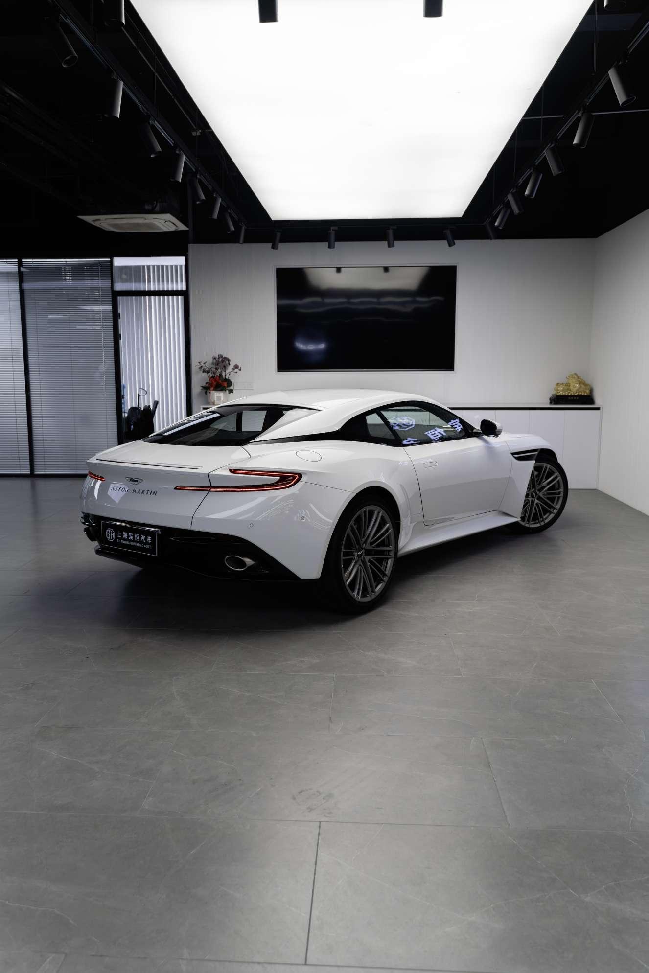 Aston Martin DB12 2024 thumb 4
