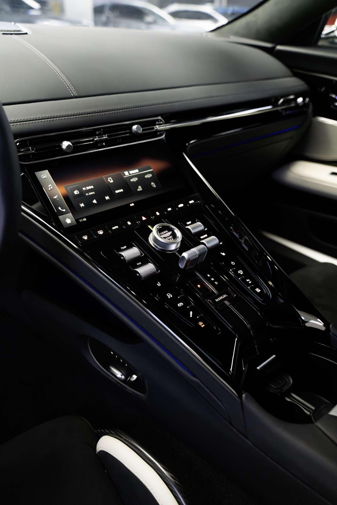 Aston Martin DB12 2024 thumb 5