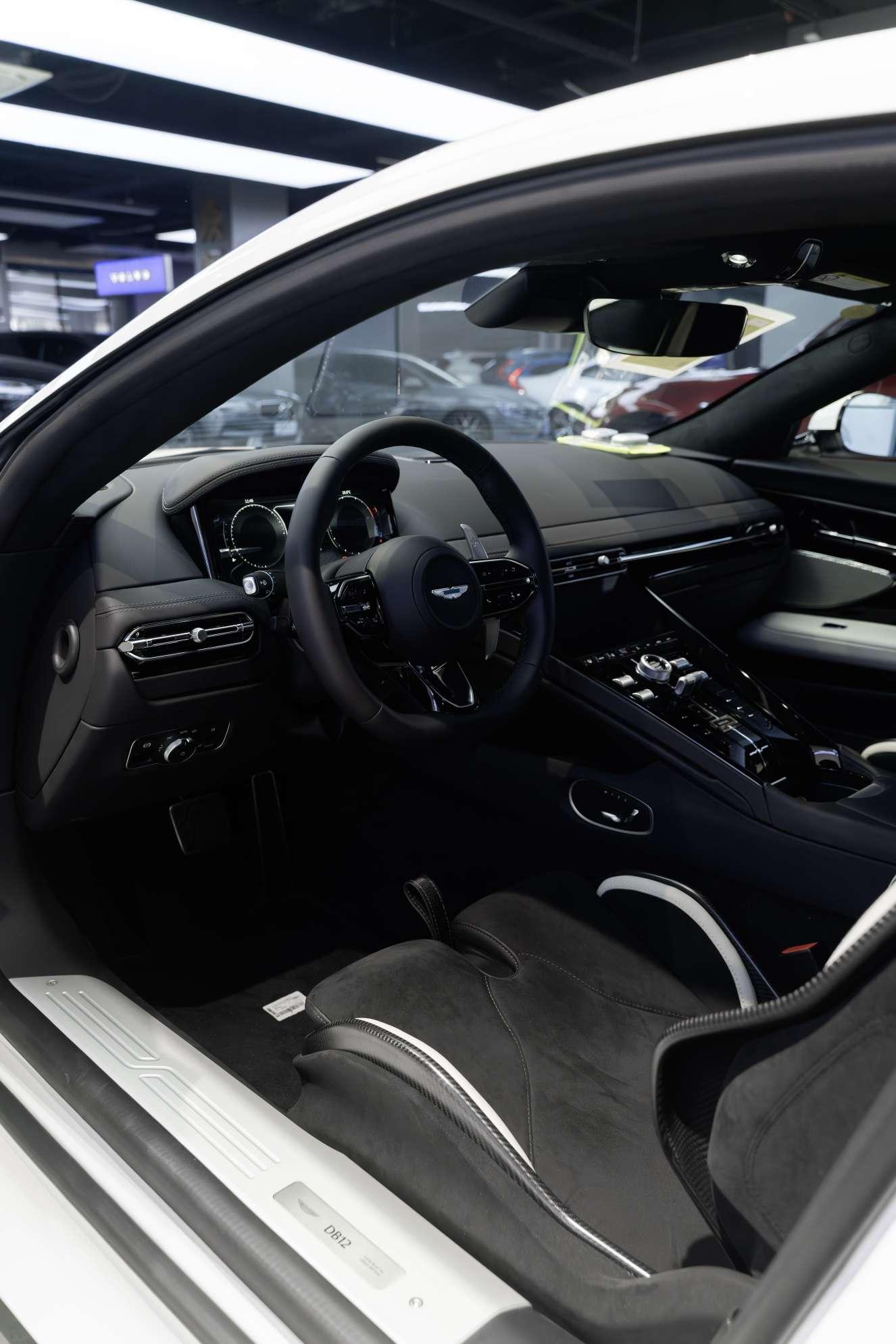 Aston Martin DB12 2024 thumb 6