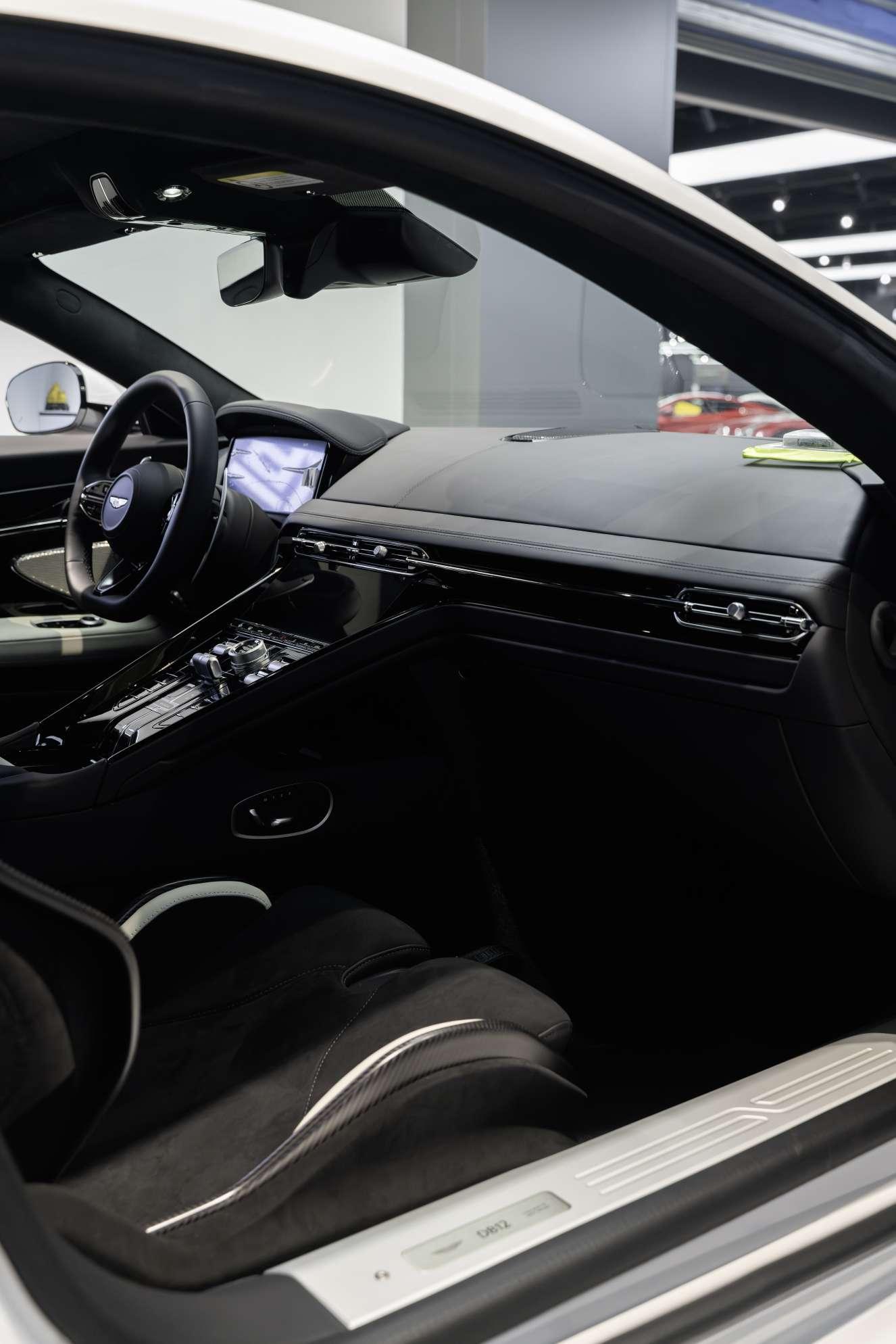 Aston Martin DB12 2024 thumb 8