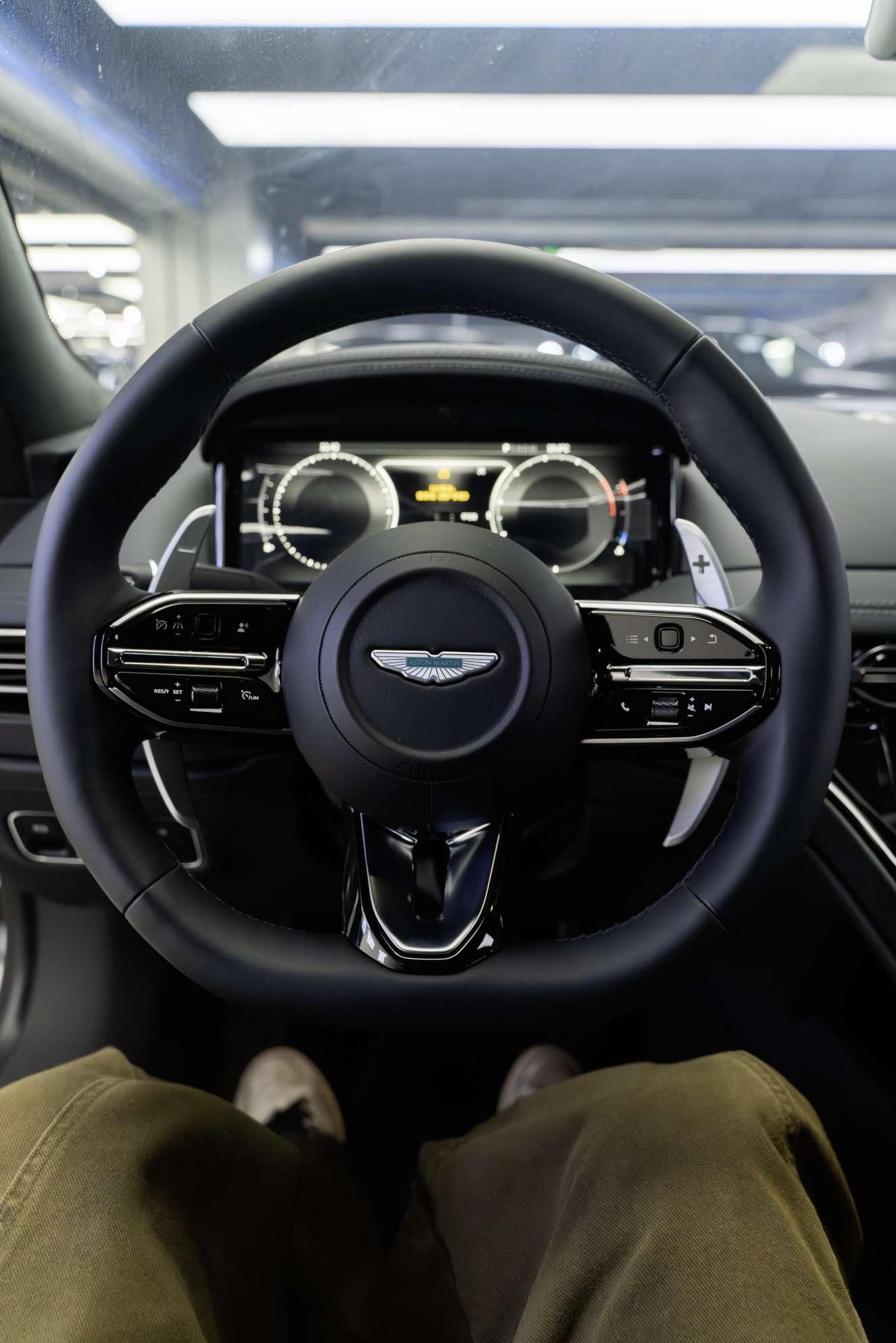 Aston Martin DB12 2024 thumb 9