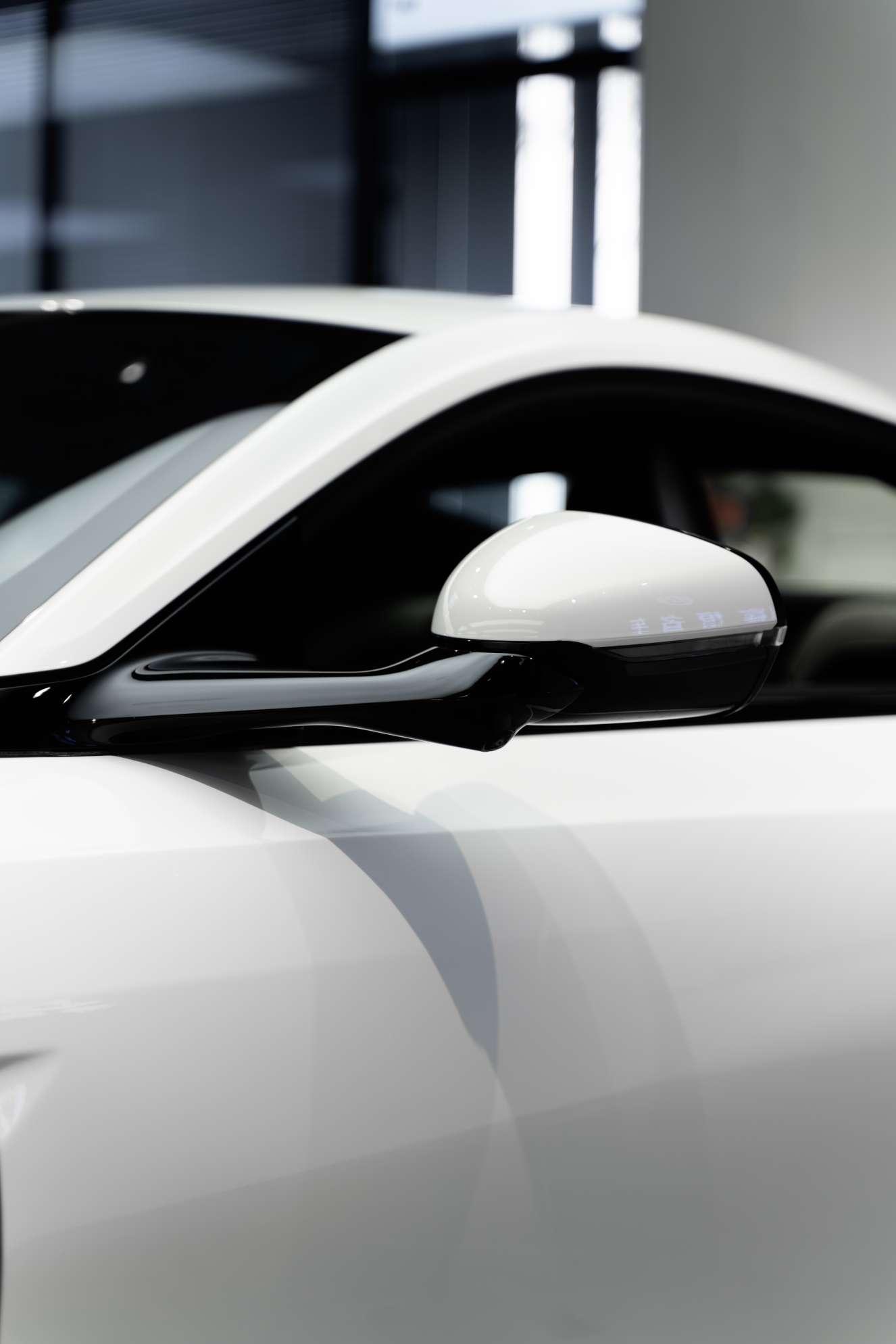 Aston Martin DB12 2024 thumb 10
