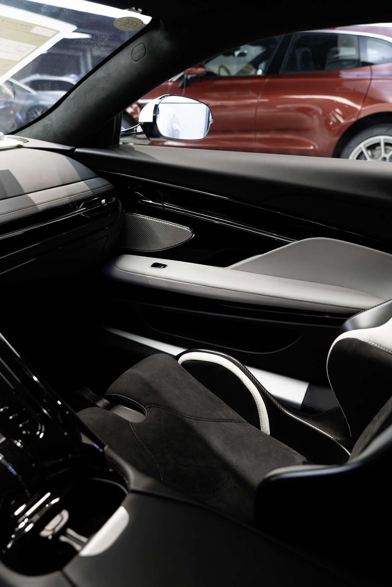 Aston Martin DB12 2024 thumb 11
