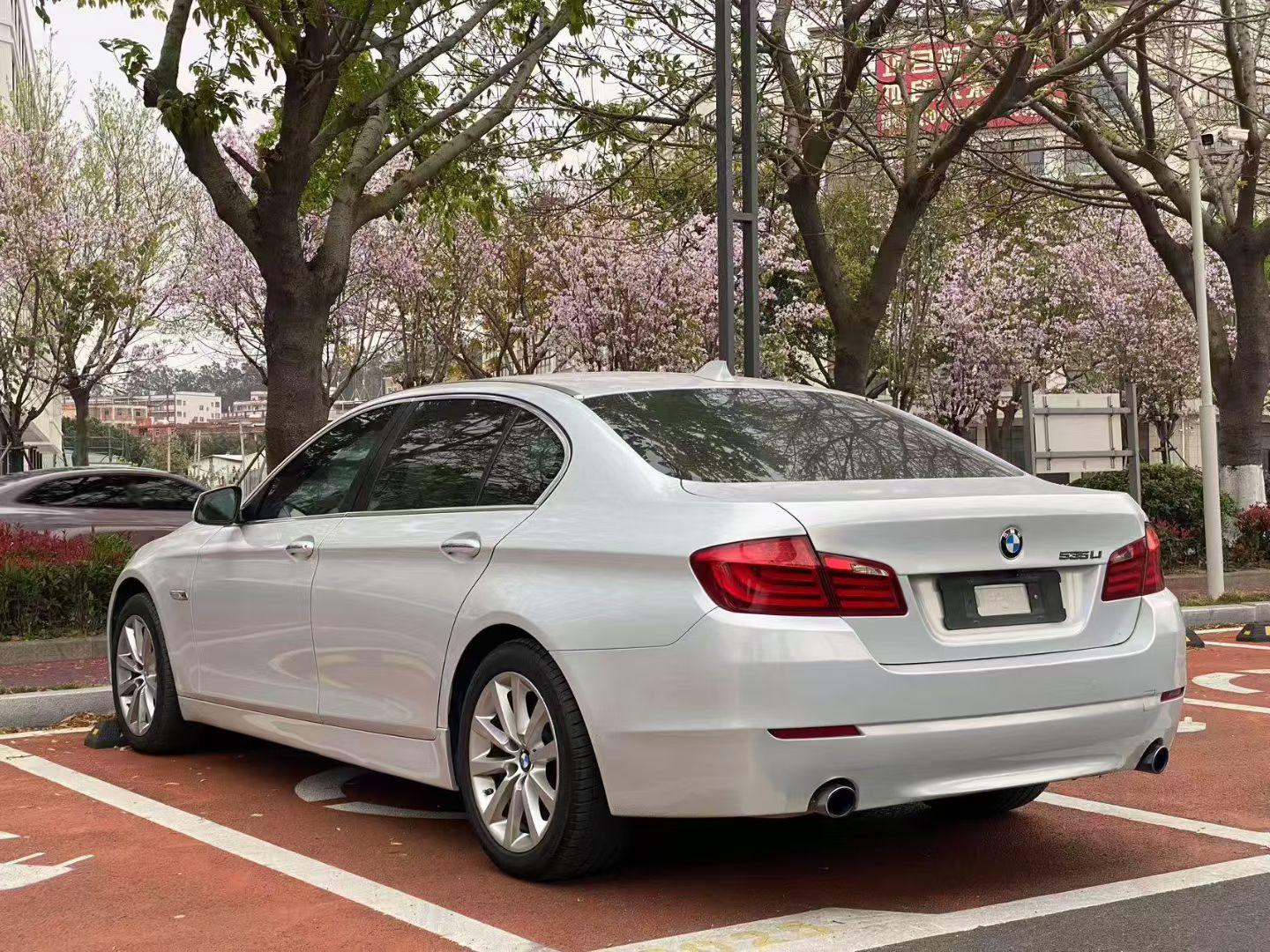 BMW 5 серии 2011 thumb 2