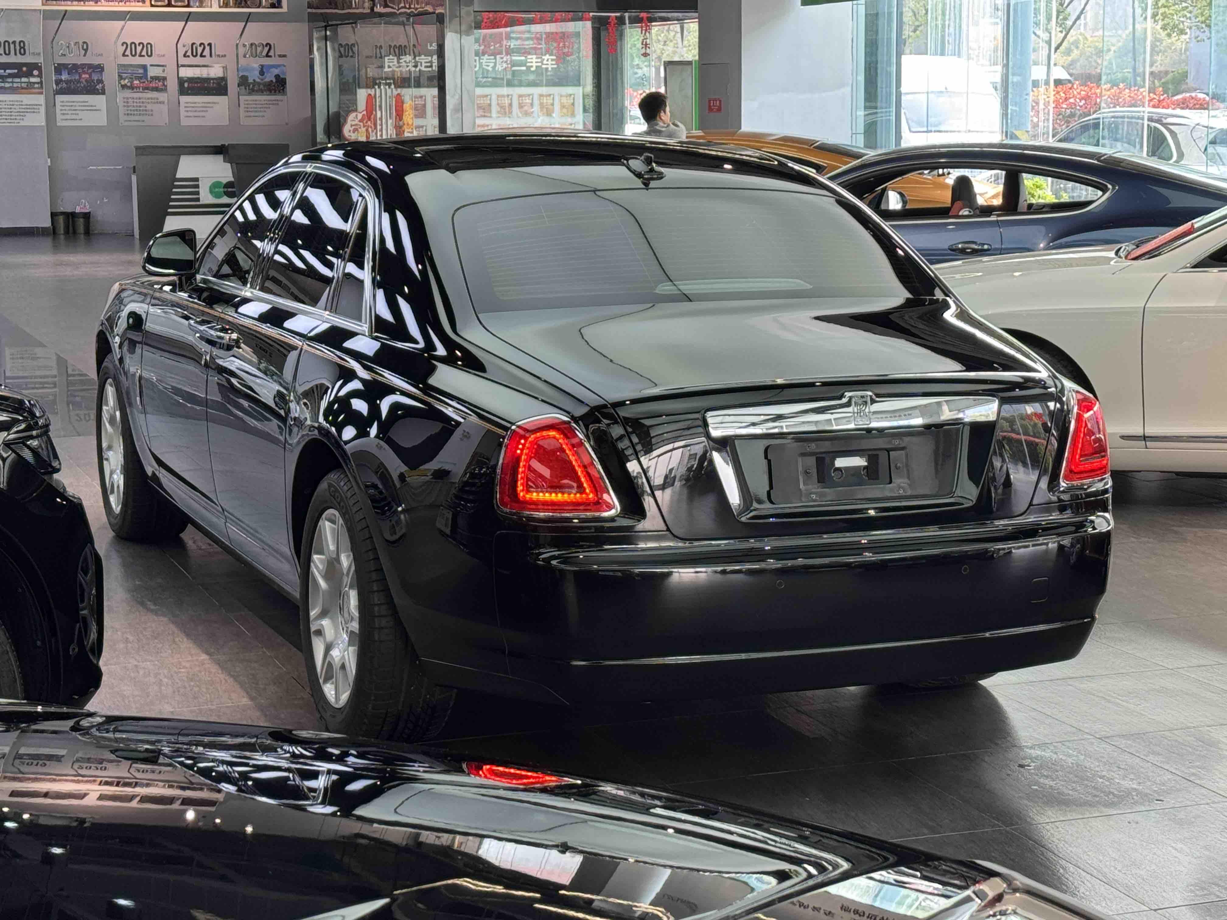 Rolls-Royce Ghost 2010 thumb 3