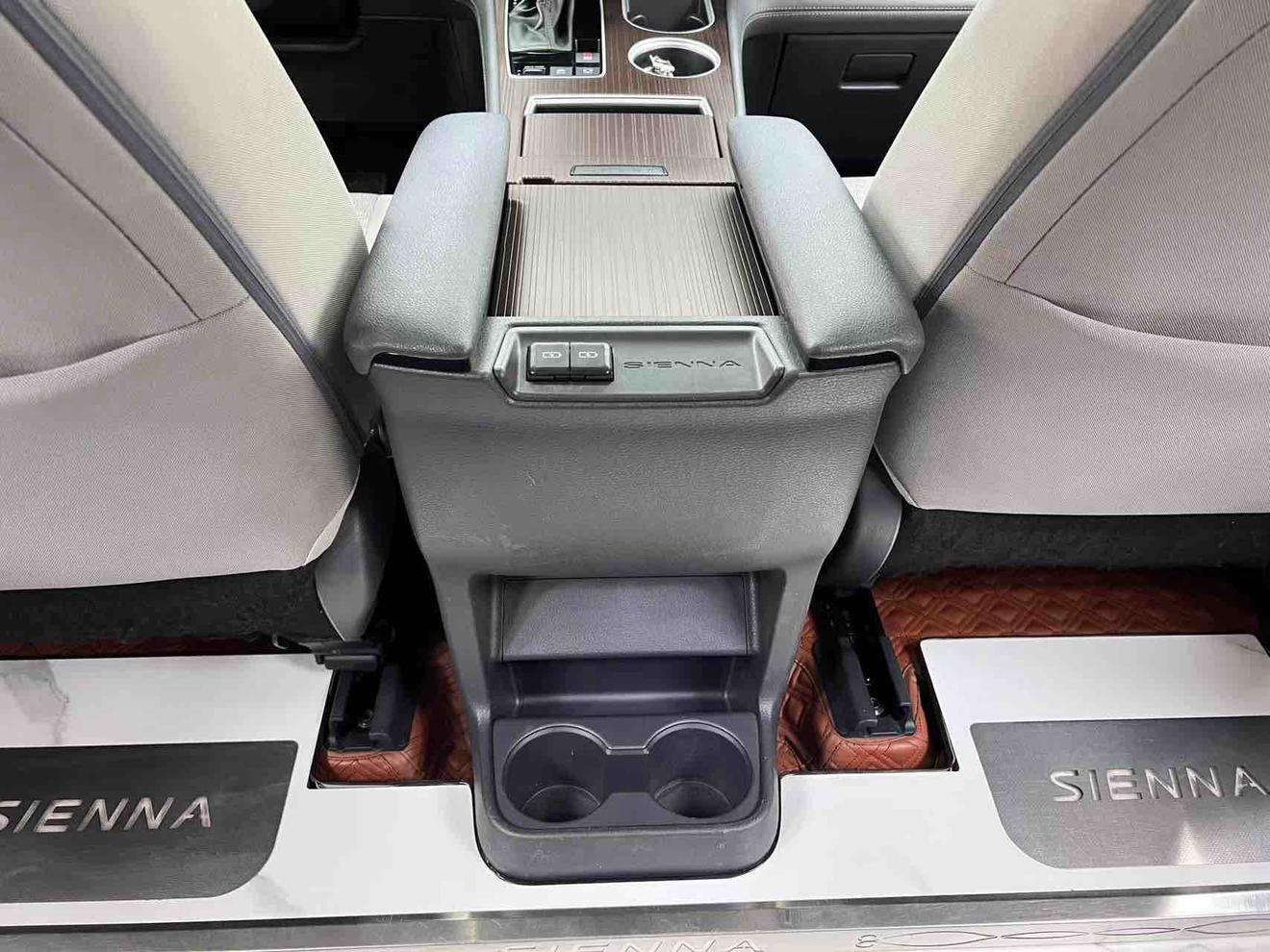 Toyota Sienna 2023 thumb 9
