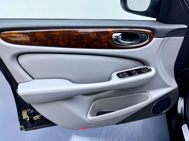 Jaguar XJ 2005 thumb 9