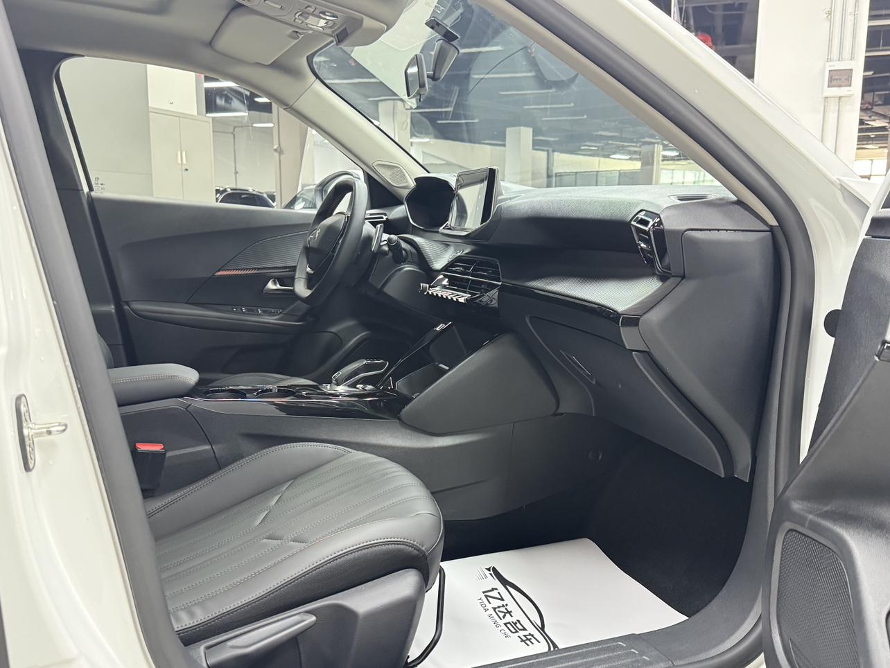 Peugeot 2008 2020 thumb 11