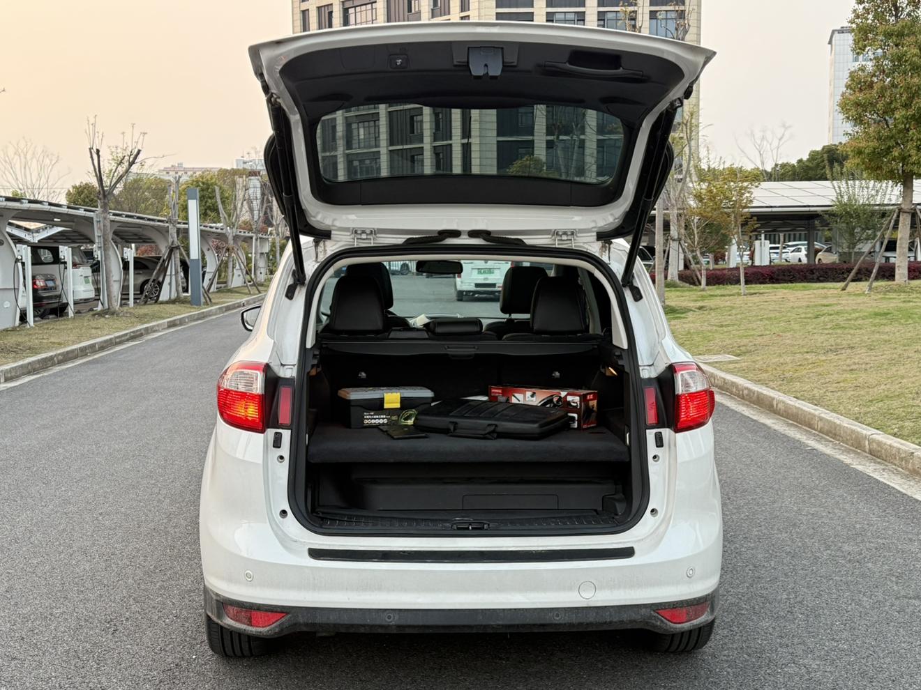 Ford C-MAX 2017 thumb 12