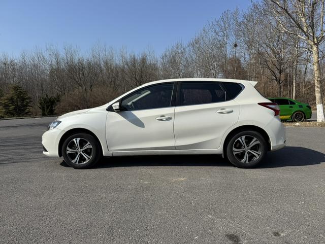 Nissan Tiida 2016 thumb 2