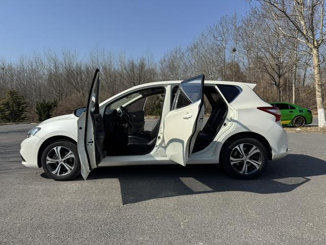 Nissan Tiida 2016 thumb 9
