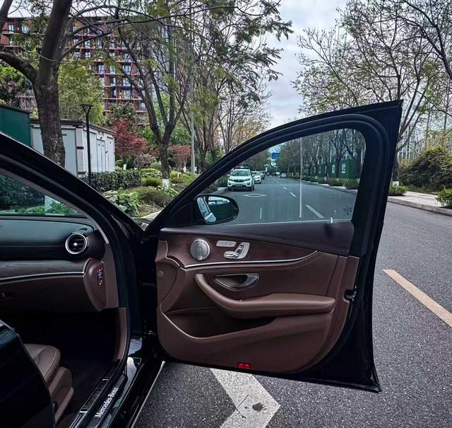 Mercedes-Benz E-Class 2022 thumb 11