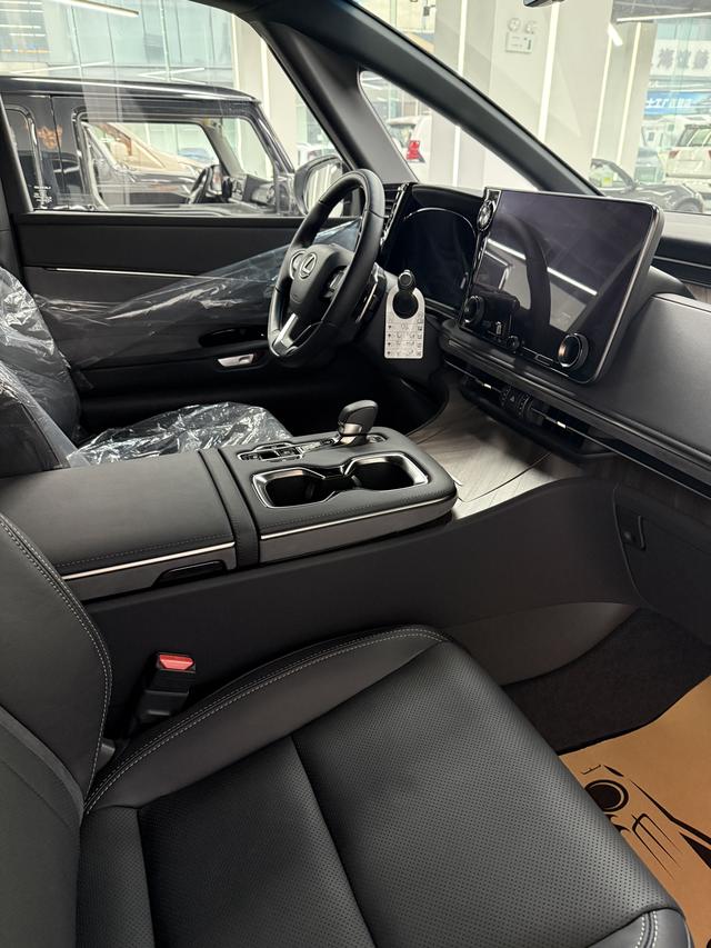 Lexus LM 2025 thumb 11
