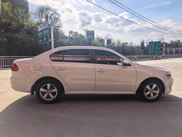 Volkswagen Lavida XR 2013 thumb 6
