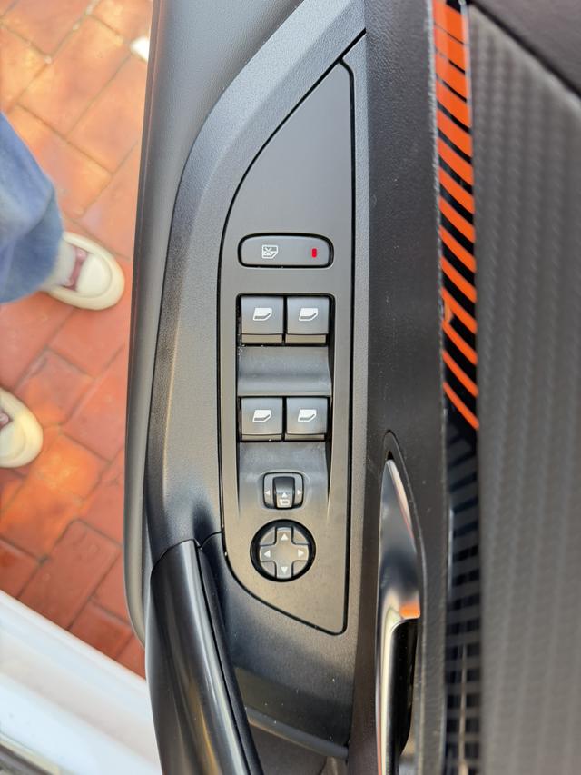 Peugeot 2008 2022 thumb 5