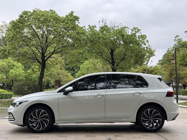 Volkswagen Golf 2024 thumb 2
