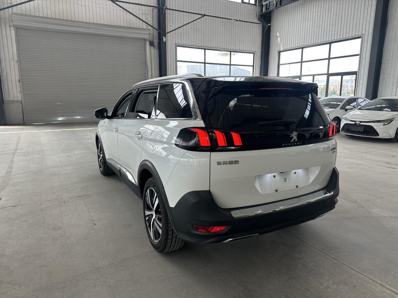 Peugeot 5008 2017 thumb 3