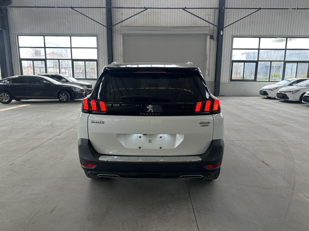 Peugeot 5008 2017 thumb 4