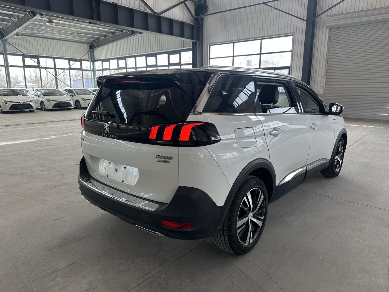 Peugeot 5008 2017 thumb 5