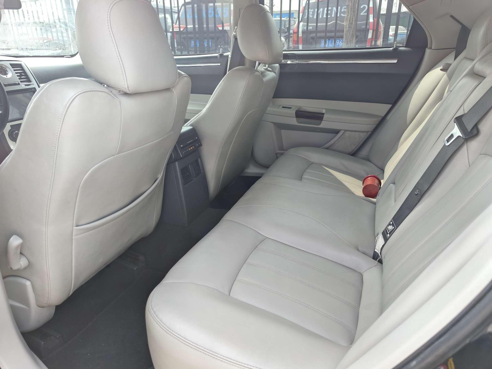 Chrysler 300C 2006 thumb 11