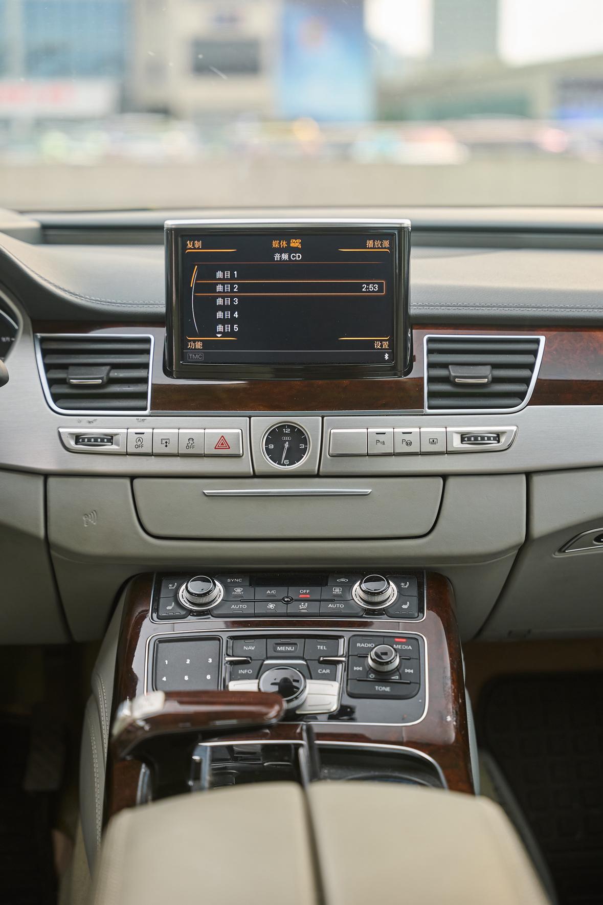 Audi A8 2014 thumb 9