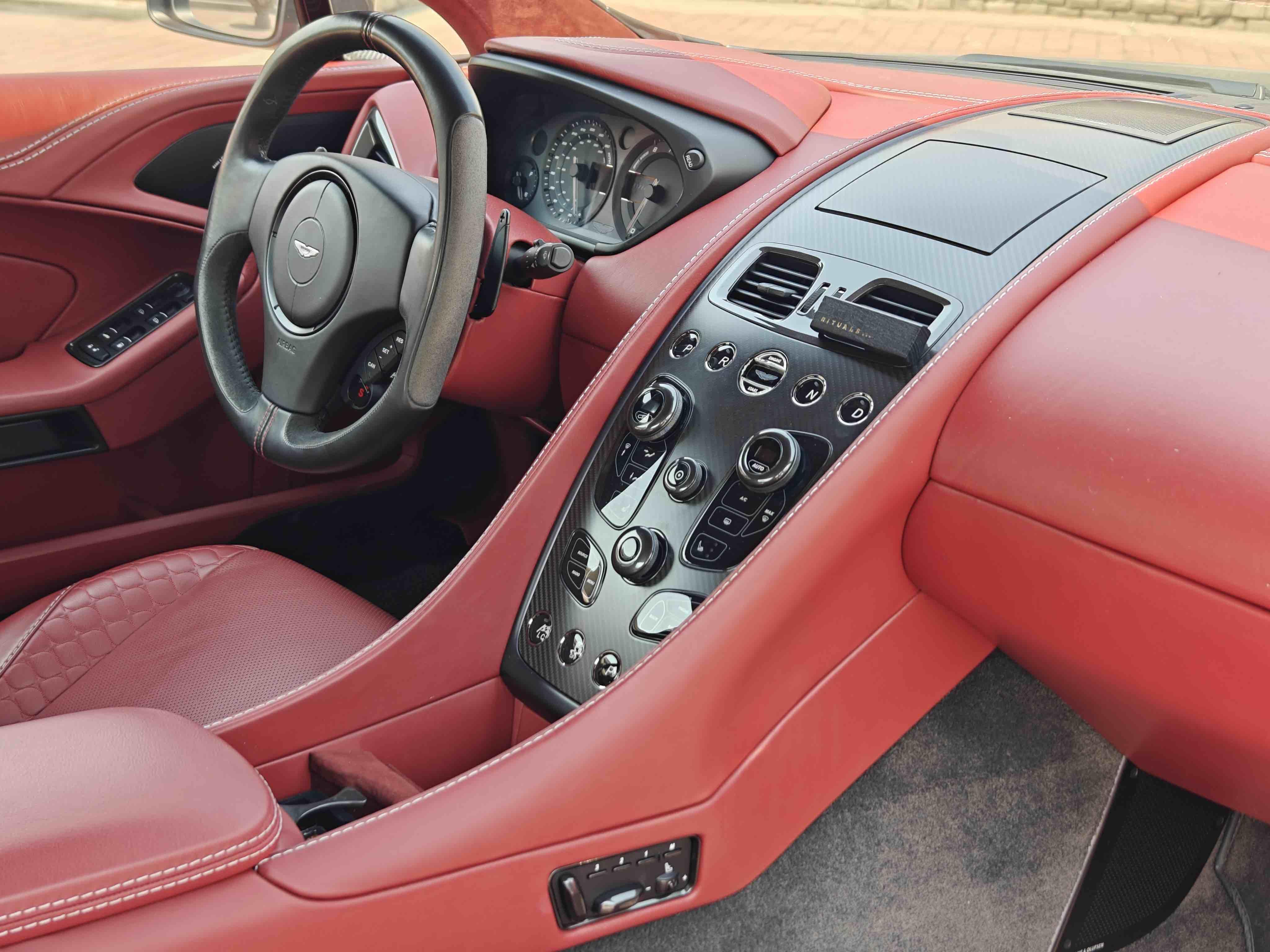Aston Martin Vanquish 2013 thumb 4