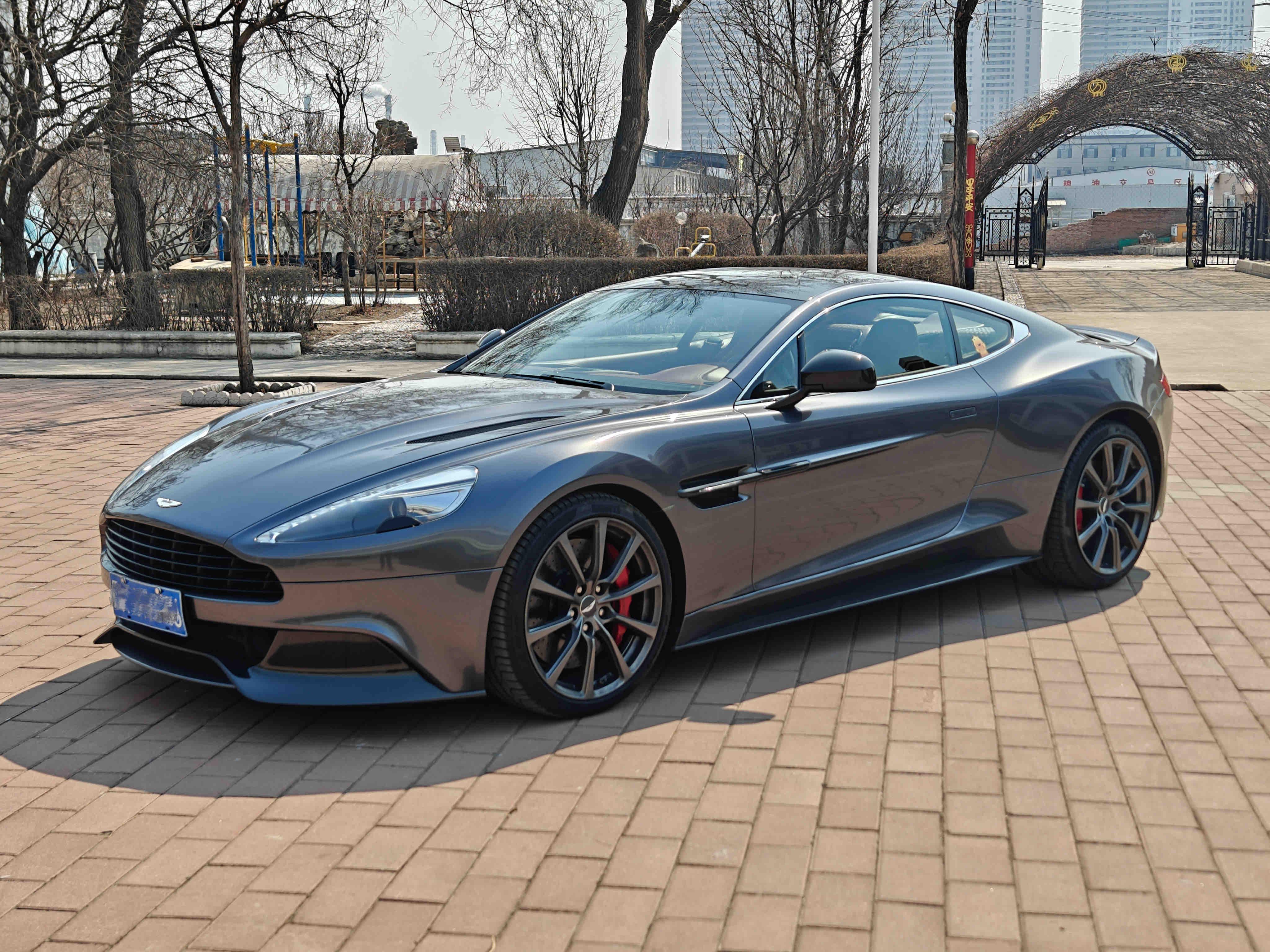 Aston Martin Vanquish 2013 thumb 8