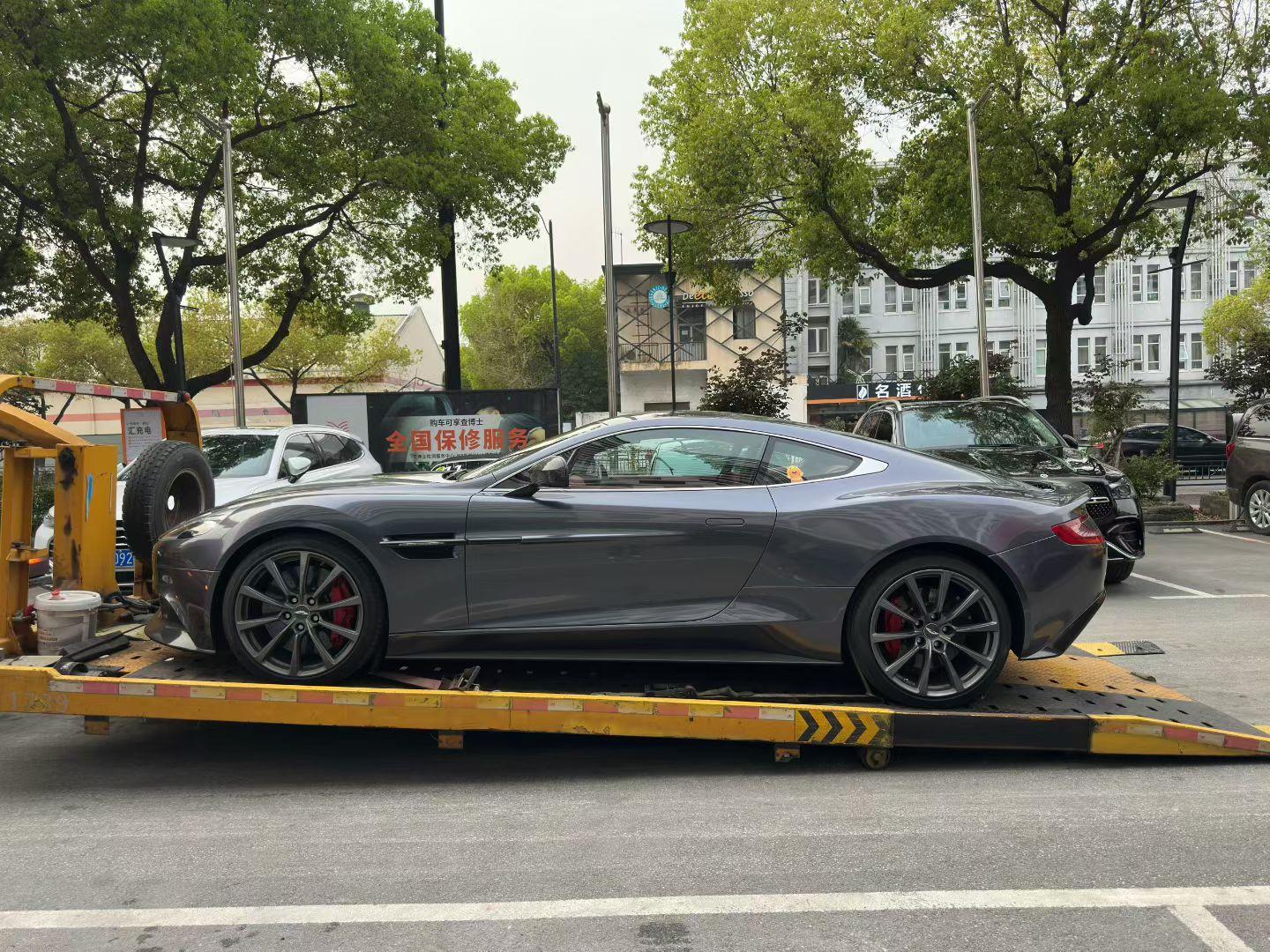 Aston Martin Vanquish 2013 thumb 9