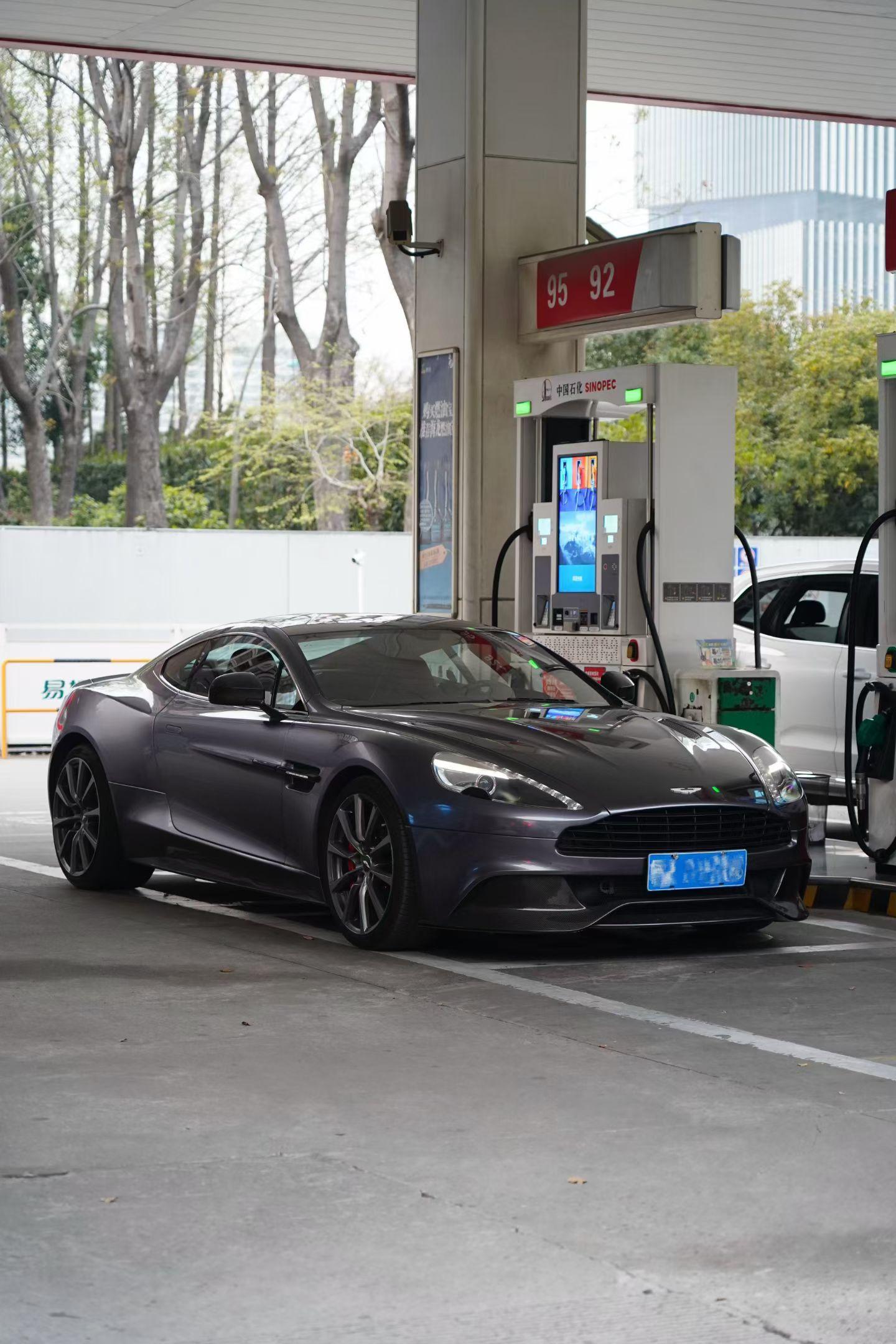 Aston Martin Vanquish 2013 thumb 10