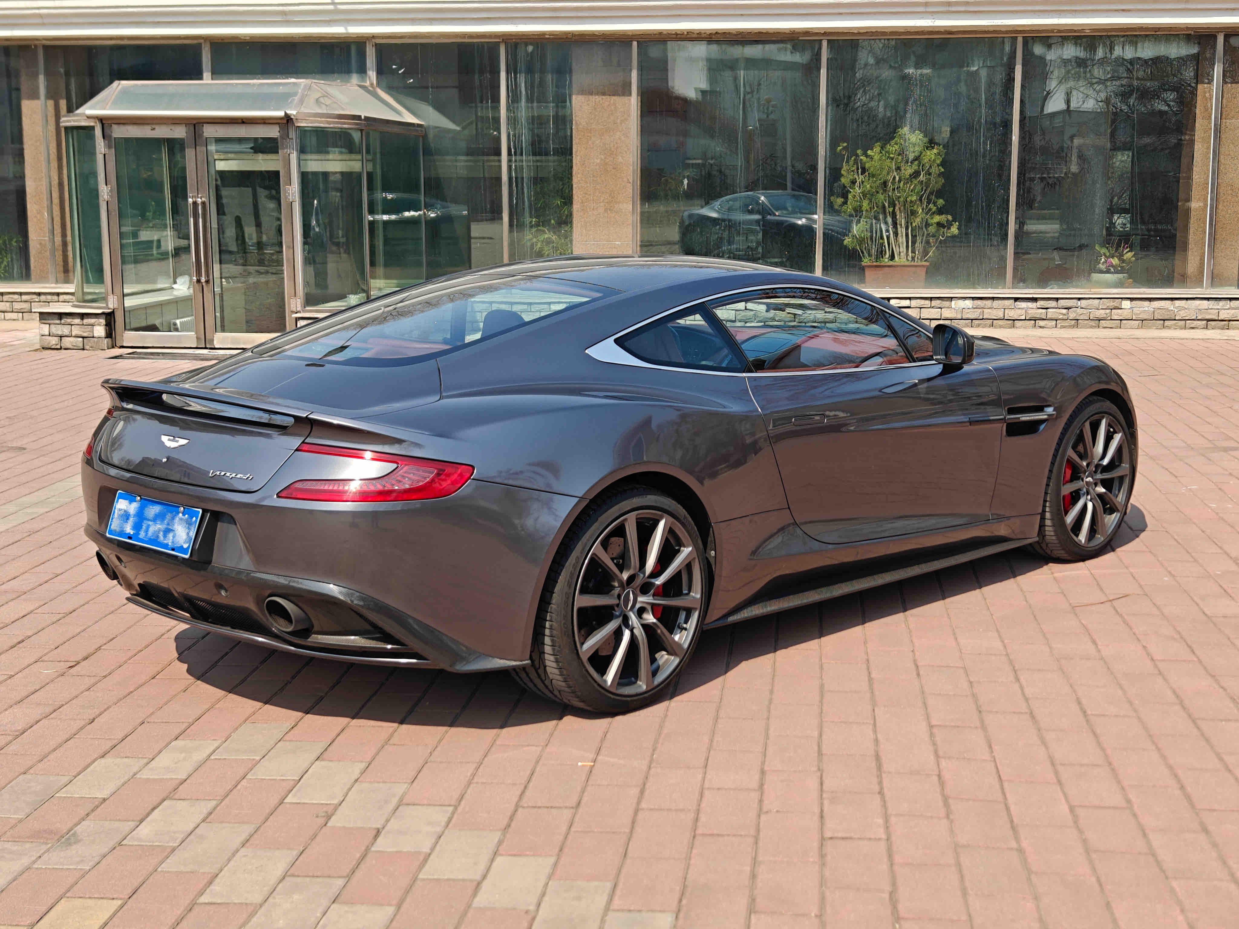 Aston Martin Vanquish 2013 thumb 11