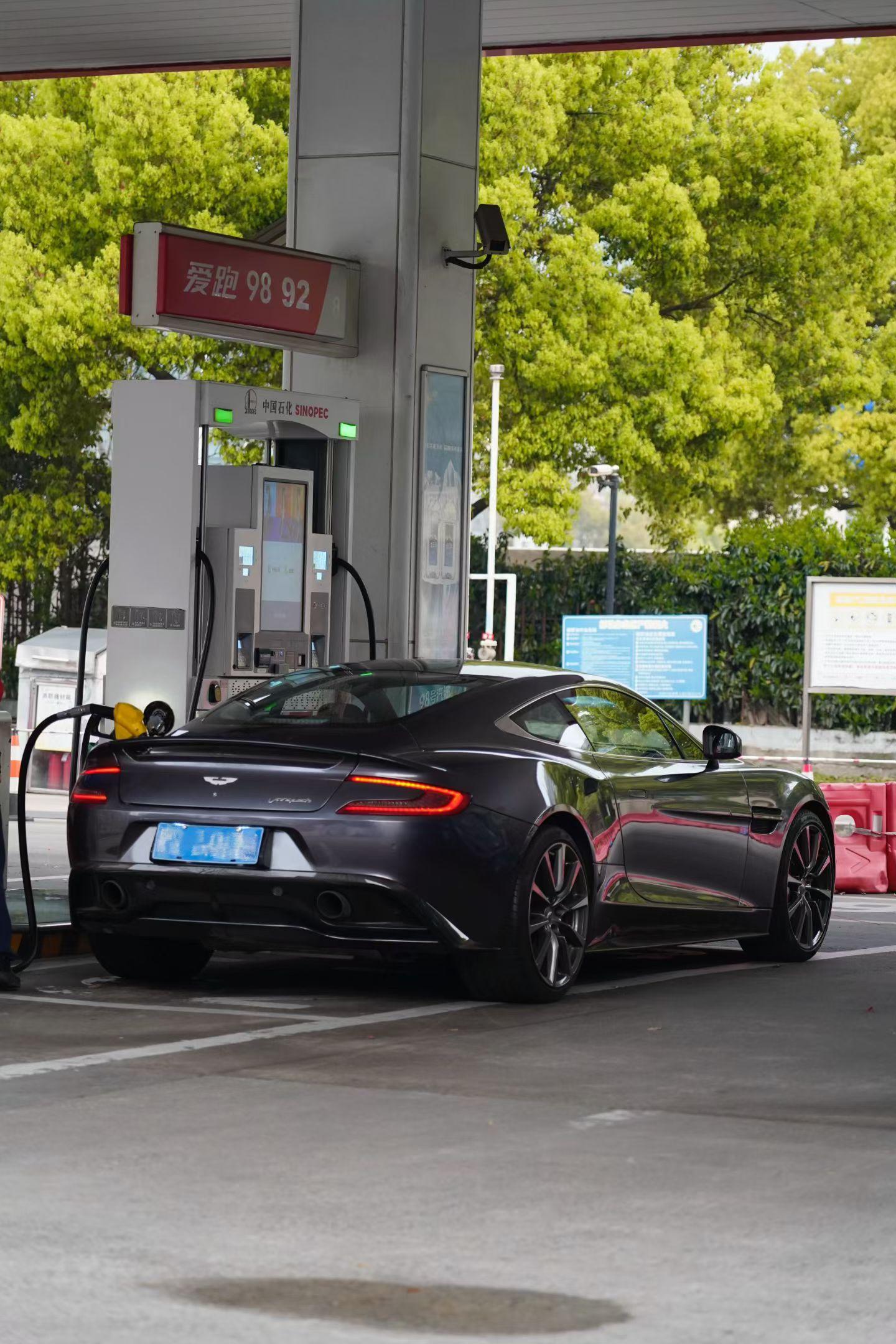 Aston Martin Vanquish 2013 thumb 12
