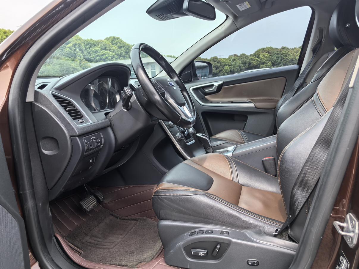 Volvo XC60 2015 thumb 5